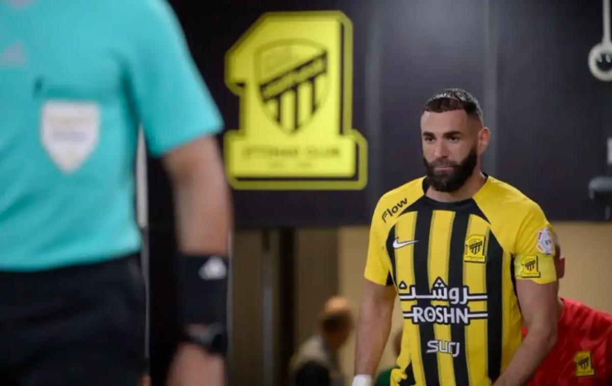 沙特要求金球先生放弃亿元高薪免费踢球，本泽马将无限期罢赛